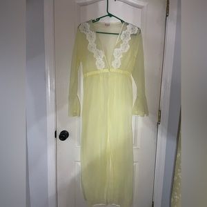 Vintage Shantelle negligee cover-up in excellent condition.